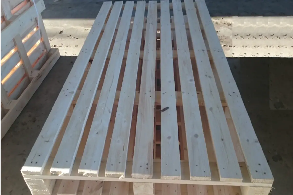 4-Wege Sonderpalette nach Maß aus Holz für den Transport von individuellen Produkten
